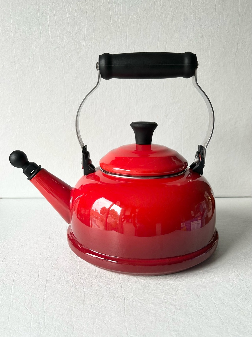 Le Creuset Whistling Kettle in Cerise